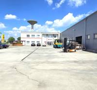 Gewerbeflächen in der Strojárenská-Straße in Trnava mit Parkplatz und industrieller Ausstattung.