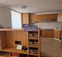 Küchenzeile mit Holzdekor und Stauraum in einer 2-Zimmer-Wohnung.