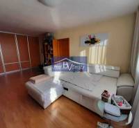 Helles Wohnzimmer in einer 2-Zimmer-Wohnung mit Holzboden und weißem Sofa.