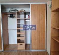 Einbauschrank mit Schiebetüren und Holzdekor in einer 2-Zimmer-Wohnung.
