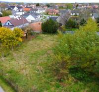 Grundstück in Gajary, vorgesehen für Wohnzwecke, umgeben von Häusern.