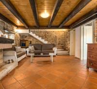 Kaminzimmer in einer Villa mit Holzboden und Steinwänden.