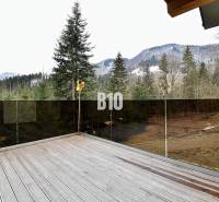 Eine Hütte in Terchová mit Terrasse bietet Blick auf schneebedeckte Berge und Wälder.