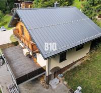 Hütte in Terchová mit schrägem Dach, großer Terrasse und Holzelementen.