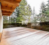 In Terchová finden Sie eine Hütte mit Terrasse und Holzboden, umgeben von Wald.