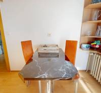 Essbereich in einer 3-Zimmer-Wohnung mit einem Marmortisch und einem Boden in Holzoptik.