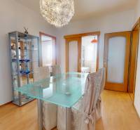 Essbereich in einer 3-Zimmer-Wohnung mit Esstisch und Glasvitrine.