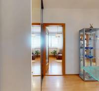 Innenraum einer 3-Zimmer-Wohnung mit Holzboden und verglaster Vitrine.