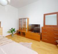 Schlafzimmer in einer 3-Zimmer-Wohnung mit Holzboden und Möbeln in hellen Tönen.