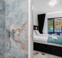 Badezimmer mit Marmorfliesen und Schlafzimmer in einer Villa mit Meerblick.