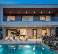 Eine Villa in Bale mit Pool und Terrasse, umgeben von Grünflächen und Erholungsbereichen.