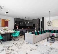 Geräumiges Wohnzimmer der Villa mit Essbereich, Sofa und moderner Küche.