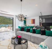 Geräumiges Wohnzimmer der Villa mit Blick auf den Pool und die natürliche Umgebung.