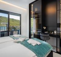 Schlafzimmer in der Villa mit Terrasse und Blick auf die Natur und den See.