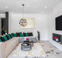 Wohnzimmer mit bequemer Couch, Kamin und Dekorationen in der Villa.