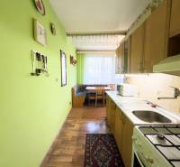 Küche in einer 3-Zimmer-Wohnung mit Holzboden und grünen Wänden.