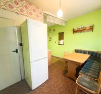 Essbereich mit Sitzgarnitur und Tisch in einer 3-Zimmer-Wohnung.