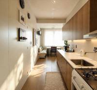 Gemütliche Küche in einer 3-Zimmer-Wohnung mit Holzboden und moderner Ausstattung.