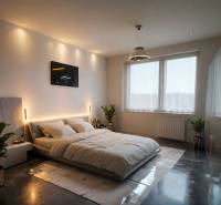 Schlafzimmer mit Holzboden, großes Bett, Pflanzen und eingebauter Beleuchtung.