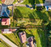 Luftaufnahme eines Baugrundstücks in Turzovka, Grundstücke - Wohnen, mit Zufahrtsstraße.