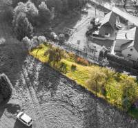 Grundstücke - Wohnen in Turzovka mit Grasbewuchs und Umgebung von Einfamilienhäusern.