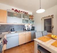 Küche in einer 4-Zimmer-Wohnung mit Computer und Küchenzeile in Holzdekor.