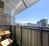 Der Balkon einer 4-Zimmer-Wohnung in Nitra mit Blick auf die umliegenden Plattenbauten.