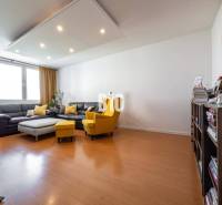 Wohnzimmer in einer Vierzimmerwohnung mit Holzboden und bequemen Möbeln.