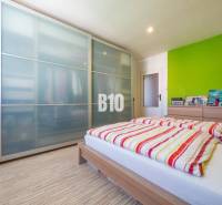 Ein Schlafzimmer in einer 4-Zimmer-Wohnung mit Holzboden und einem geräumigen Schrank.