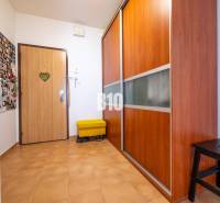 Flur in einer 4-Zimmer-Wohnung mit Fliesen und Einbauschrank.