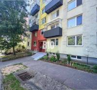 In Nitra befindet sich ein Wohnhaus mit einer interessanten farbigen Fassade in der Nähe von Grünflächen.