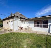 Ein Einfamilienhaus in Ondrejovce, ein älteres Gebäude mit Holzfenstern und einer Satellitenschüssel auf dem Dach.