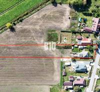 Luftaufnahme des Grundstücks und der Einfamilienhäuser in Ondrejovce.