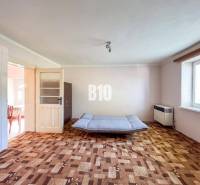 Wohnzimmer in einem Einfamilienhaus mit Holzboden und Sofa.