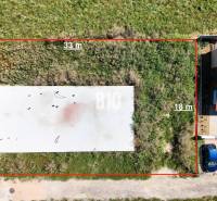 Grundstücke in Čeľadice geeignet zum Wohnen, mit Blick auf das Nachbargebäude.