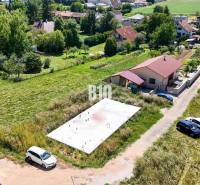 Grundstücke - Wohnen in Čeľadice zeigen eine Bodenplatte zwischen Häusern und Grünflächen.