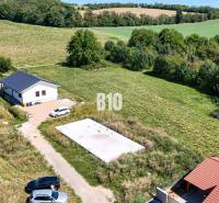 Grundstücksansicht für Wohnzwecke in Čeľadice umfasst ein Haus, Grünflächen und Autos.