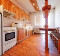 Küche in einem Einfamilienhaus mit Holzdekor und Essecke.