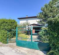 Einfamilienhaus in der Kamenna-Straße in Nitra mit Gartentor und Grünflächen.