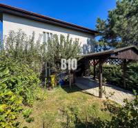 Ein Einfamilienhaus in der Kamenna-Straße in Nitra, umgeben von Grünflächen und einem Carport.