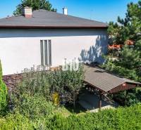 Das Einfamilienhaus in der Kamenna-Straße in Nitra ist von Zierbäumen und Grünflächen umgeben.