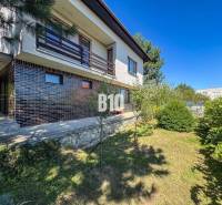 Einfamilienhaus in der Kamenna-Straße in Nitra mit Rasen im Garten und Terrasse.