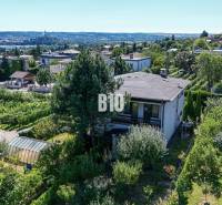 Ein Blick auf das Einfamilienhaus in der Kamenna-Straße in Nitra, umgeben von Grün und Stadtpanorama.