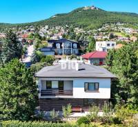 Ein Einfamilienhaus in der Kamenna-Straße in Nitra, umgeben von Grünflächen und weiteren Häusern.