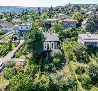 Luftaufnahme eines Einfamilienhauses in der Kamenna-Straße in Nitra, umgeben von Grünflächen und einem Garten.