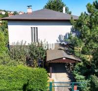 Ein Einfamilienhaus in der Kamenna-Straße in Nitra, umgeben von Grün und Bäumen.