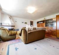 Wohnzimmer mit Kamin und Retro-Möbeln in einem Einfamilienhaus, Boden mit Holzdekor.