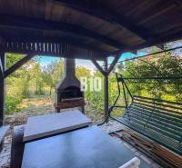 Garten im Einfamilienhaus in der Kamenna-Straße in Nitra mit Gartenkamin und Schaukel.