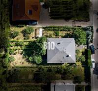 Ein Einfamilienhaus in der Kamenna-Straße in Nitra, umgeben von Grün und Obstbäumen.