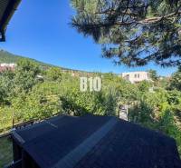 Der Garten beim Einfamilienhaus in der Kamenna-Straße in Nitra mit Blick auf den Wald.